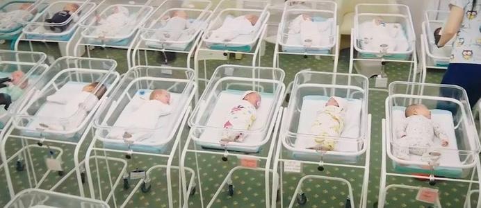45岁求子通过乌克兰借卵代妈试管助孕喜获双胞胎